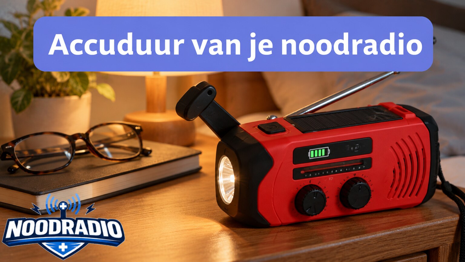 Rode noodradio op een houten tafel bij een lamp en een notitieboek