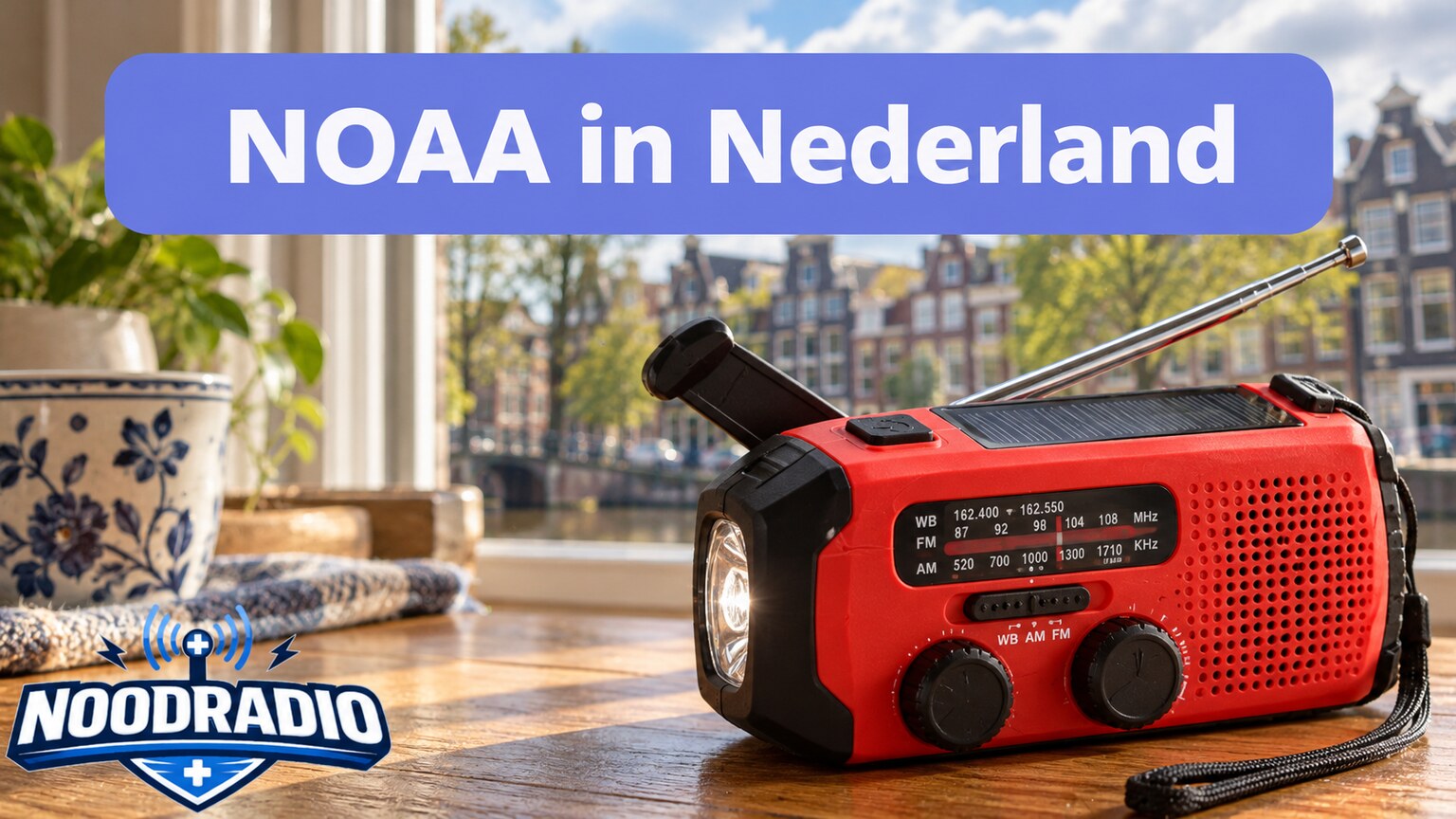 Noodradio met ontvangstbanden op een tafel, met Nederlandse huizen op de achtergrond