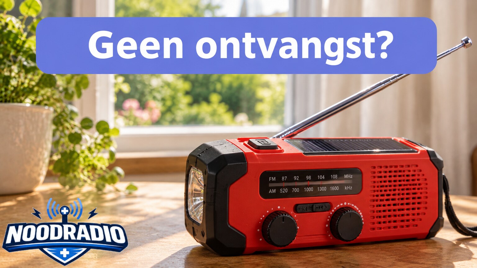 Noodradio bij een raam met uitgeschoven antenne om de ontvangst te controleren