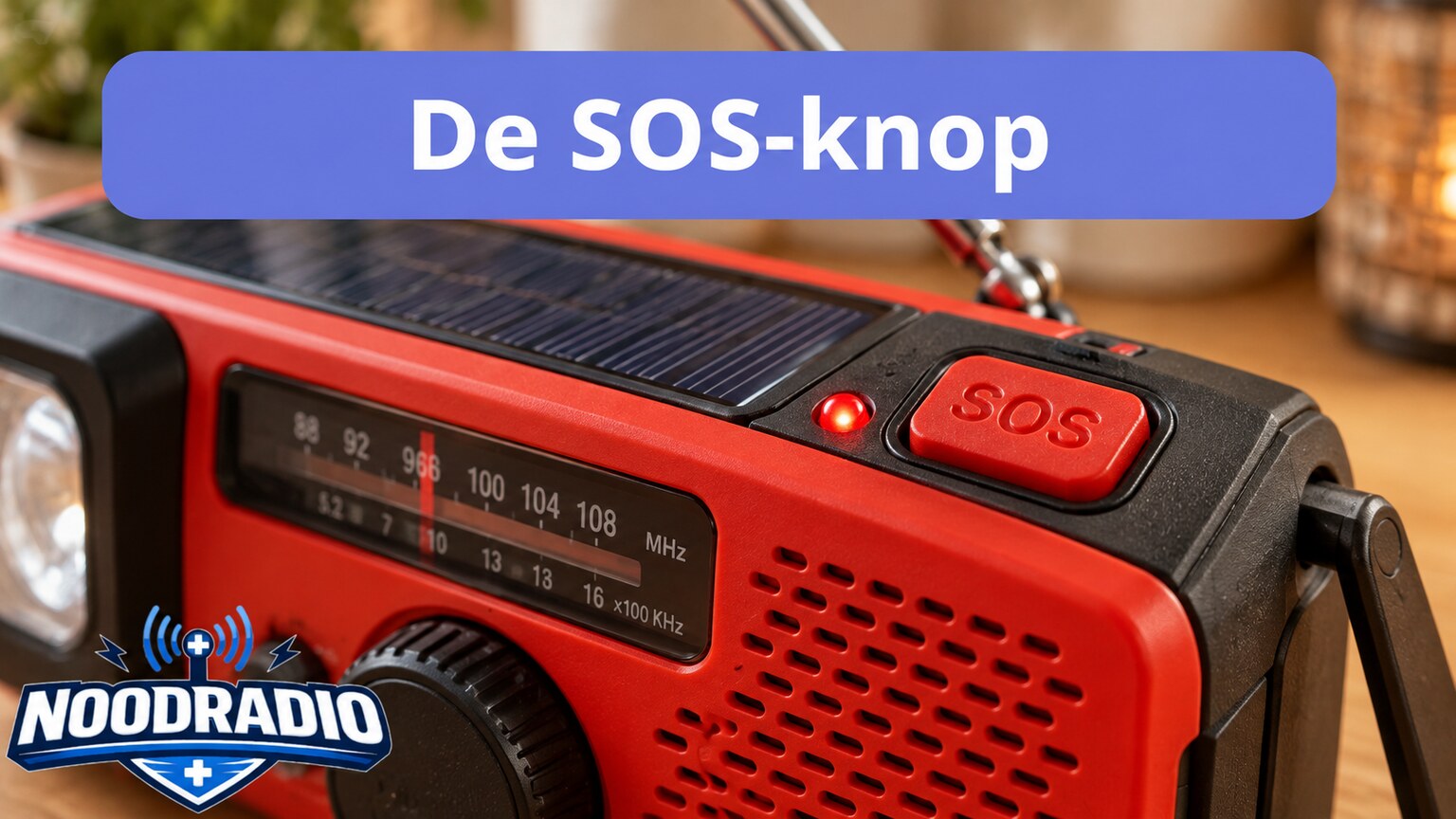 Close-up van een noodradio met zichtbare SOS-bediening en geïntegreerde zaklamp
